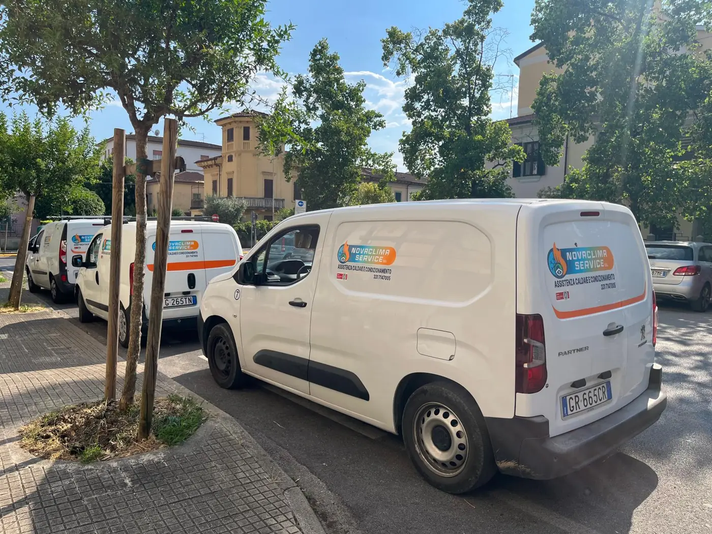 I furgoni dell'assistenza Novaclima Service parcheggiati in una strada di Pistoia